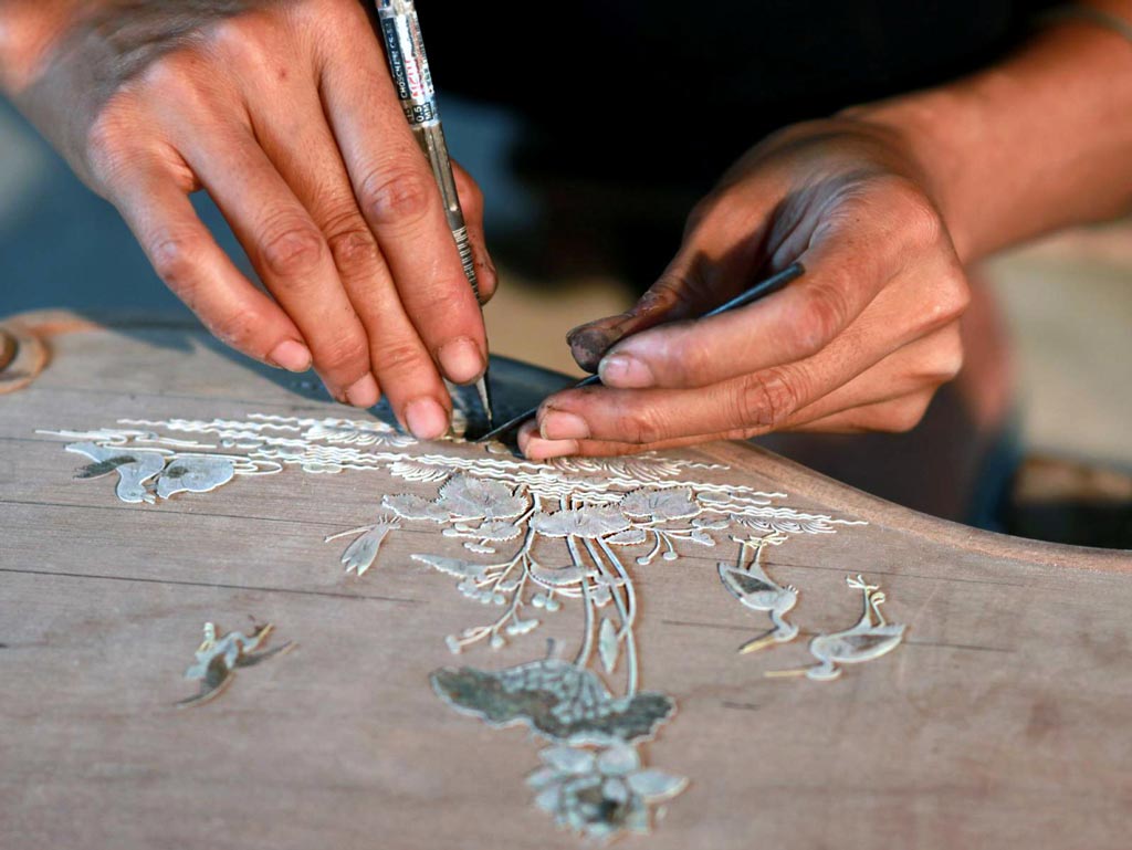 Discovery of Dong Ky craft village, carved wood and mother-of-pearl inlays