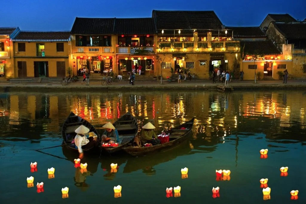 Thu Bon River at night