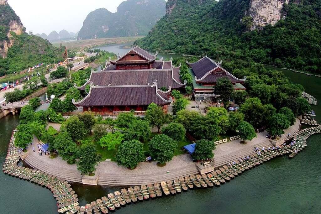 The gigantic Bai Dinh Pagoda